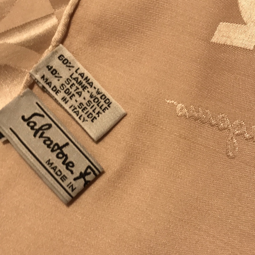 Salvadore Ferragamo scarv like new - Picture 6 of 8